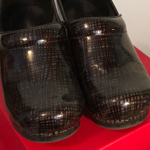 DANSKO Sz 39 black with silver glitter sheen. - Picture 6 of 10
